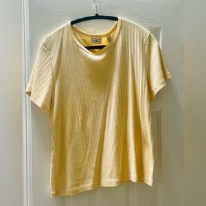 Like new. Never worn. Shirtsleeve T-shirt Pretty light yellow.